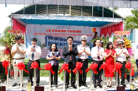 Các đại biểu dự lễ khánh thành và bàn giao công trình.