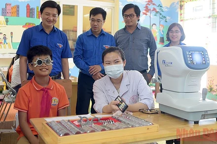Đại biểu Đoàn Khối các cơ quan Trung ương và Tỉnh đoàn Hà Nam đến thăm thiếu nhi tham gia chương trình khám mắt miễn phí tại Trường Tiểu học Lê Hồng Phong (thành phố Phủ Lý).