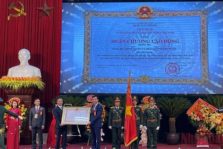 Bí thư Tỉnh ủy Hải Dương Phạm Xuân Thăng trao Huân chương Lao động hạng Ba cho đại diện huyện Tứ Kỳ.