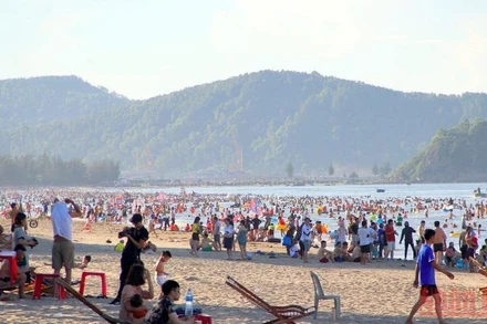 Biển Cửa Lò chật kín du khách trong dịp nghỉ lễ 30/4 và 1/5