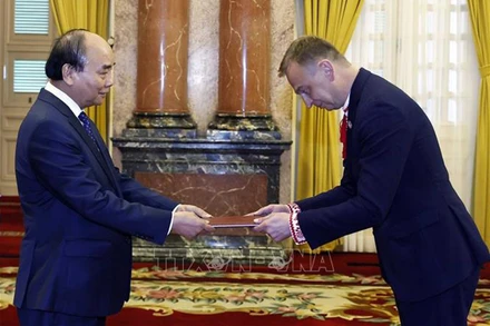 Chủ tịch nước Nguyễn Xuân Phúc tiếp Đại sứ Ukraine Gaman Oleksandr trình Quốc thư. (Ảnh: TTXVN)