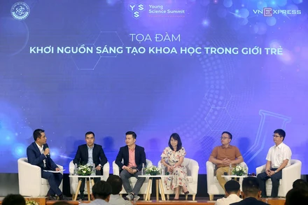 Các đại biểu tham gia tọa đàm.