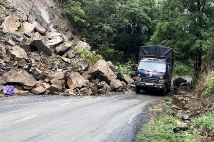 Do khối lượng đá nhiều và lớn nên mới chỉ dọn dẹp được một phần vừa đủ một chiều xe ô-tô đi qua.