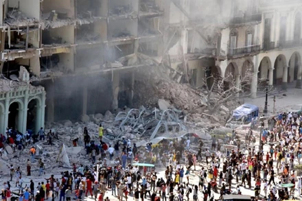 Hiện trường vụ nổ tại khách sạn Saratoga ở thủ đô La Habana, Cuba. (Ảnh: Prensa Latina)