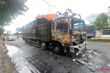 Hiện trường vụ cháy xe tải chở bia.