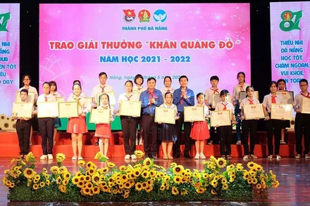 Vinh danh các cá nhân đạt giải thưởng “Khăn quàng đỏ”.