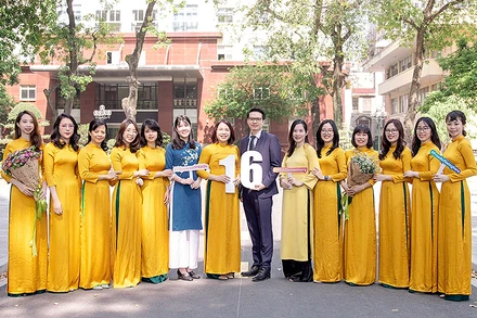 Tập thể giảng viên Khoa Quan hệ công chúng và Quảng cáo (Học viện Báo chí và Tuyên truyền) tưng bừng chào đón kỷ niệm 16 năm thành lập Khoa.