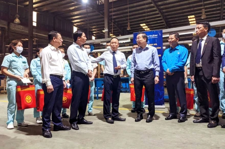 Lãnh đạo thành phố nắm bắt tình hình đời sống, việc làm của người lao động tại Công ty Cổ phần Eurowindow.