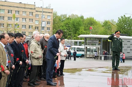 Các đại biểu thành kính tưởng niệm Người.