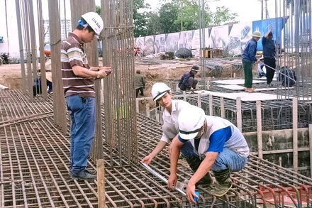Các kỹ sư, người lao động miệt mài làm việc trên công trường dự án tòa nhà Trung tâm Kiểm soát bệnh tật tỉnh Thái Bình cao 15 tầng.