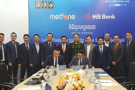 Đại diện MB Campuchia và Metfone ký kết hợp đồng cung cấp tín dụng. (Ảnh: Nguyễn Hiệp) 