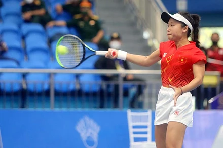 Tay vợt Savanna Lý Nguyễn thi đấu tại trận Bán kết đồng đội nữ.