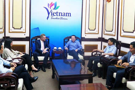 Phó Tổng cục trưởng Hà Văn Siêu tiếp ông Andrew White, Quản lý quan hệ đối tác quảng cáo, Discovery. (Ảnh: Tổng cục Du lịch)
