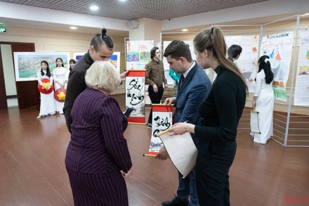 Sinh viên Nga xin chữ thư pháp. (Ảnh: Thanh Thể)