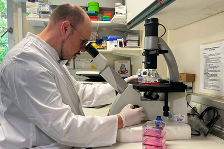 Các nhà khoa học Ðức nghiên cứu về bệnh đậu mùa khỉ. (Ảnh REUTERS)