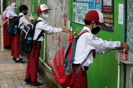 Học sinh tiểu học sát khuẩn tay sau khi tan học ở Jakarta, Indonesia, ngày 30/8/2021. (Ảnh minh họa: Reuters)