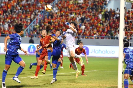 Một pha tranh bóng. (Ảnh: Thành Đạt)