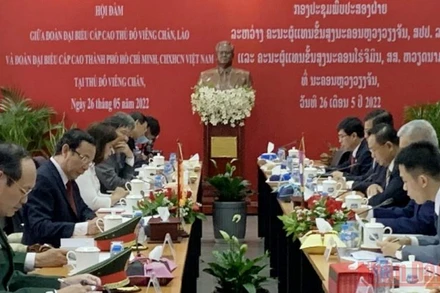 Hội đàm giữa đoàn đại biểu cấp cao Thành phố Hồ Chí Minh với đoàn đại biểu cấp cao thủ đô Vientiane, ngày 26/5. (Ảnh: Xuân Sơn)