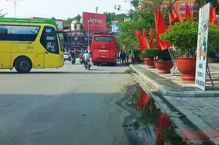 Cảnh xe khách ngang nhiên dừng, đỗ đón khách tại khu vực vòng xuyến dưới chân Tượng đài Chiến thắng Điện Biên Phủ.