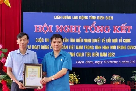 Ông Lê Thanh Hà, Chủ tịch Liên đoàn Lao động tỉnh Điện Biên trao giải Nhất cuộc thi cho thí sinh Ngô Văn Đoàn thuộc Công đoàn cơ sở Trường Cao đẳng Y tế Điện Biên.