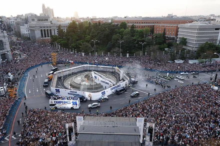 “Biển người” đã chờ đợi và chào đón nhà vô địch Real ở Quảng trường Cibeles. (Ảnh: realmadrid)