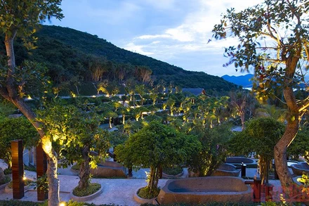 Một góc khu vực tắm bùn tại Khu Du lịch Hòn Tằm.