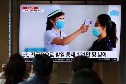 Người dân theo dõi bản tin về đợt bùng phát Covid-19 ở Triều Tiên, tại một nhà ga ở Seoul, Hàn Quốc, ngày 17/5. (Ảnh: Reuters)