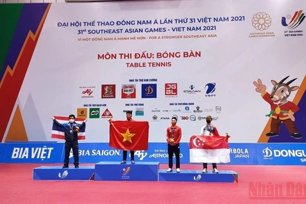 Nguyễn Đức Tuân nhận Huy chương Vàng nội dung đơn nam.