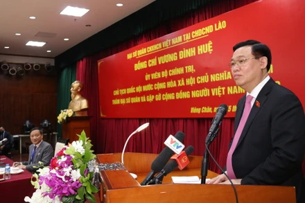 Chủ tịch Quốc Hội Vương Đình Huệ tại cuộc gặp với kiều bào, cán bộ nhân viên Đại sứ quán Việt Nam và các cơ quan Việt Nam bên cạnh Đại sứ quán. Ảnh: Xuân Sơn.