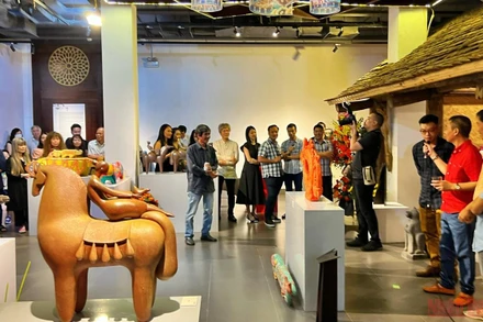 Khán giả tham quan triển lãm trong lễ khai mạc.