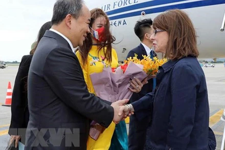 Chủ nhiệm Văn phòng Chủ tịch nước Lê Khánh Hải đón Tổng thống Cộng hòa Hy Lạp Katerina Sakellaropoulou tại Sân bay quốc tế Nội Bài. (Ảnh: TTXVN)
