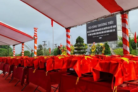 Tổ chức an táng 103 hài chốt liệt sĩ quân tình nguyện và chuyên gia Việt Nam hy sinh trên đất bạn Lào tại Nghĩa trang Liệt sĩ huyện Nghi Lộc.