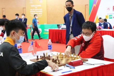 Kỳ thủ Nguyễn Ngọc Trường Sơn giành chiến thắng thuyết phục trước đối thủ đến từ Malaysia ở ván thứ 9. (Ảnh: Quang Thọ)