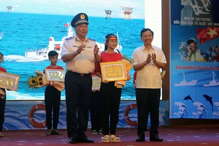 Ban tổ chức trao giải Nhất cuộc thi "Em yêu biển đảo quê hương".