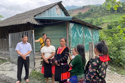 Ông Thào A Phừ, Chủ tịch UBND xã Huổi Lèng vận động người dân bản Huổi Toóng 2 chủ động ứng phó khi thời tiết diễn biến bất thường.