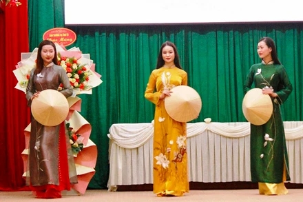 Hoạt động trình diễn áo dài truyền thống.