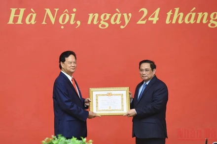 Thay mặt Lãnh đạo Đảng, Nhà nước, Thủ tướng Phạm Minh Chính trao Huy hiệu 55 năm tuổi Đảng tặng đồng chí Nguyễn Tấn Dũng. (Ảnh: TRẦN HẢI)