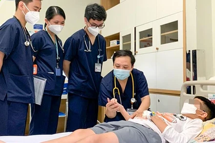 TS, BS Đỗ Ngọc Duy khám cho bệnh nhi. 