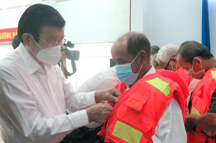 Nguyên Chủ tịch nước Trương Tấn Sang trao áo phao cứu sinh cho ngư dân.