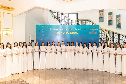 Các thí sinh trước khi bước vào phần thi trình diễn trang phục áo dài ở vòng sơ khảo khu vực miền bắc.