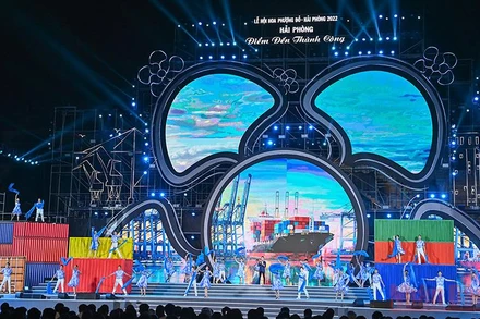 Quang cảnh khai mạc Lễ hội Hoa Phượng Đỏ. (Ảnh: DUY LINH)