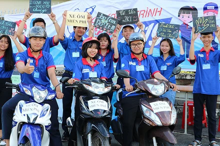 Tình nguyện viên chương trình “Tiếp sức mùa thi” luôn sẵn sàng hỗ trợ thí sinh và người nhà thí sinh.