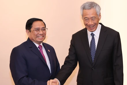 Thủ tướng Phạm Minh Chính gặp Thủ tướng Singapore Lý Hiển Long (Ảnh: Nhật Bắc).
