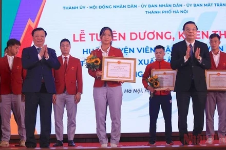 Lãnh đạo TP Hà Nội trao bằng khen cho các huấn luyện viên, vận động viên Hà Nội đạt thành tích cao tại SEA Games 31.