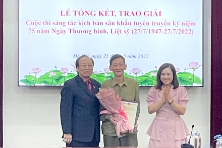 Tác giả Đỗ Lan (giữa) nhận giải Nhất cuộc thi.