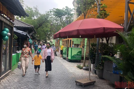 Phố Sách Hà Nội trong ngày cuối tuần.