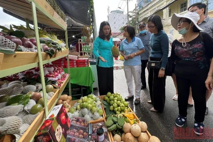 Người dân tham quan, tìm hiểu các gian hàng trưng bày, giới thiệu tại Tuần lễ trái cây “Trên bến dưới thuyền”. 