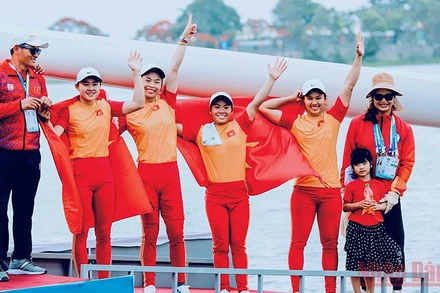 Các vận động viên nữ Việt Nam xuất sắc về nhất nội dung thuyền 4 nữ Canoeing 1000m, đoạt Huy chương Vàng.