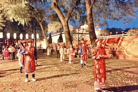 Khách du lịch được "thị vệ hoàng cung" và "cung nữ" hướng dẫn khám phá Hoàng thành.