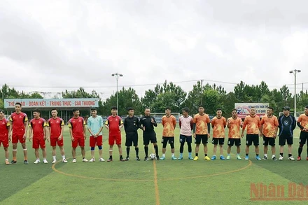 Đội bóng đá Hội Nhà báo tỉnh Lâm Đồng và Đắk Nông thực hiện thủ tục trước khi bước vào trận đấu.